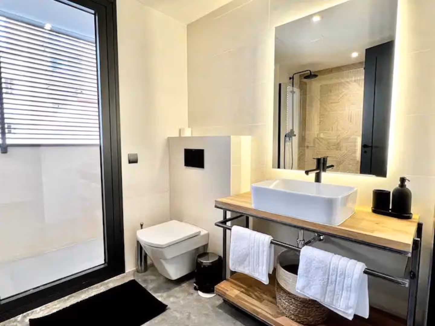 Baño moderno del apartamento